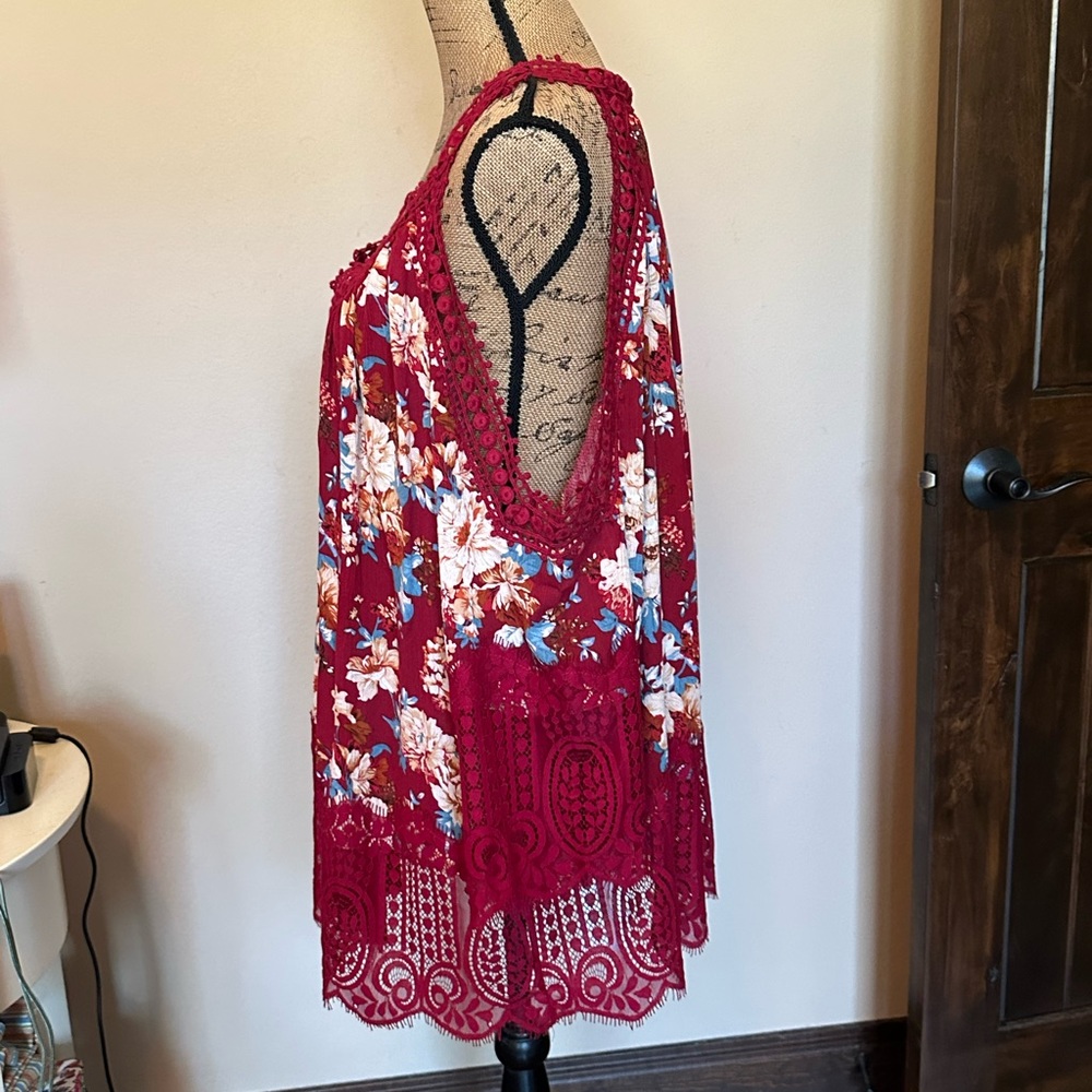 Gorgeous cold shoulder blouse-New with tag! - Picture 2 of 3